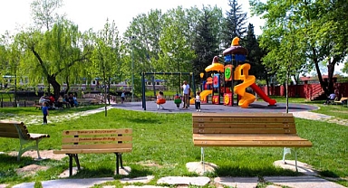 Büyükşehir parklara renk kattı: Gören dönüp bir daha bakıyor 