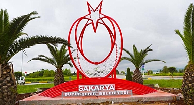 Büyükşehir Sakarya’nın simge noktalarını Ay Yıldız'la süslüyor 