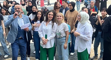 Akyazı'da Öğrenciler konserde doyasıya eğlendi 