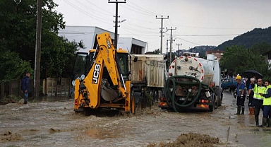 Büyükşehir taşkınlara anında müdahale ediyor 