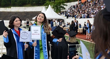 Eğitim Fakültesi Öğrencileri Keplerini Fırlattı 