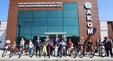 Eğitimde ve sporda başarılı öğrenciler bisiklet ödülünü aldı 