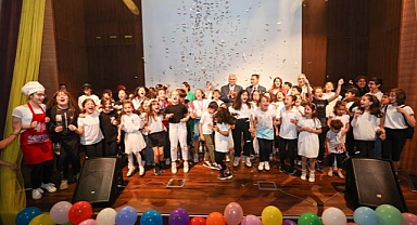 Miniklerin sevincine ortak olan Yüce’den mesaj: “Çocuk gülerse dünya güler” 