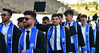 Hukuk Fakültesinde Mezuniyet Coşkusu 