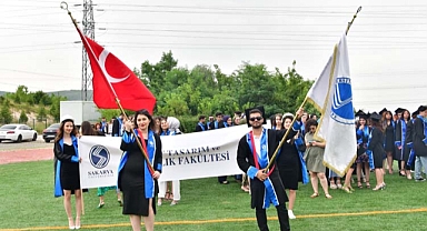 Sanat Tasarım ve Mimarlık Fakültesinde Mezuniyet Sevinci 