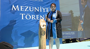 Tıp Fakültesi Birincisi Dr. Kurt : 