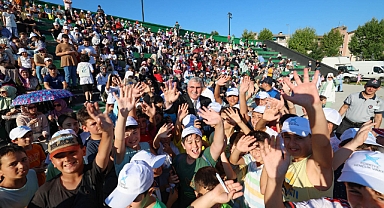 Başkan Yüce sanat ve eğlence tutkunlarına seslendi 