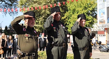 GAZİLER GÜNÜ HENDEK'TE TÖRENLE KUTLANDI 