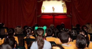 ‘Karagöz Göklerde’ oyununun sıradaki durağı Karapürçek oldu 