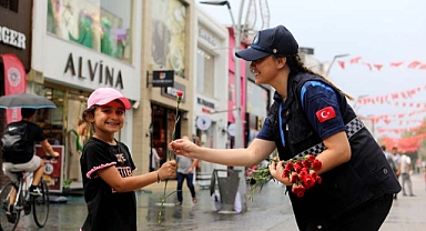 Zabıta Haftası’nda vatandaşa ve esnafa karanfil 