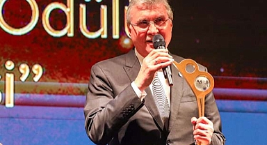 Başkan Yüce, ödülü AK Parti Genel Başkan Yardımcısı Karaaslan’dan aldı 