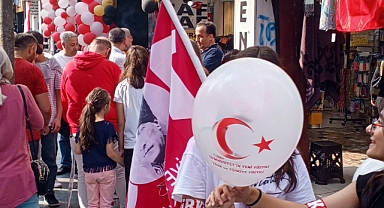 MHP Adapazarı Cumhuriyet Bayramında balon dağıttı 