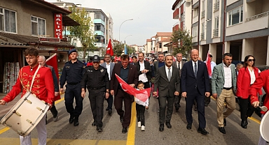 Ferizli'de Şehit Hacı Uzun İlkokulu'ndan Cumhuriyetin 100. Yılına Coşkulu Kutlama 
