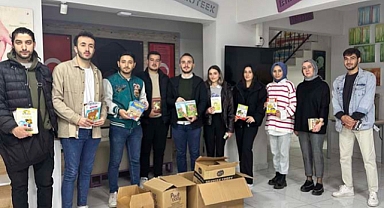 İlkokul öğrencilerine kitap hediye ettiler 