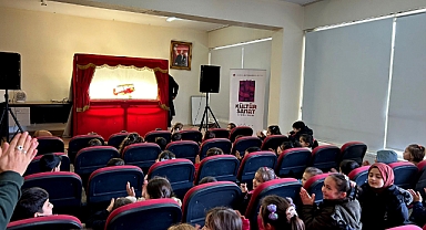 Okullarda miniklere tebessüm olan sahne: Karagöz Göklerde 