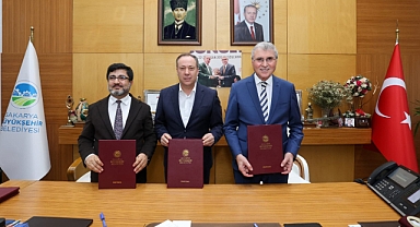 Sakarya’ya ulaşımda devrim yaşatacak raylı sistem için imzalar atıldı 