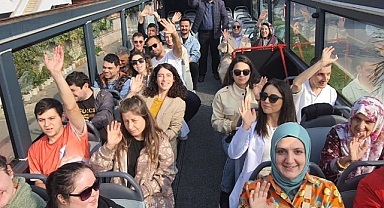 Turizm otobüsü ile şehir gezileri sürüyor 