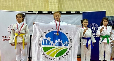 Büyükşehir sporcusu minderden şampiyon ayrıldı 