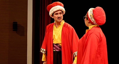 Emanetçi Tiyatro kahkahaya boğdu 