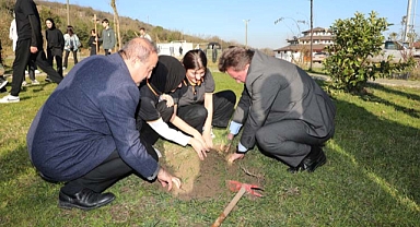 FERİZLİ'DE GAZZELİ ÇOCUKLARIN ANISINA FİDANLAR TOPRAKLA BULUŞTU 