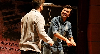 Filistin konusu tiyatro sahnesinde; hüzün ve duygu dolu anlar 