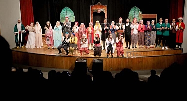 Genç tiyatrocuların sahnesi büyük beğeni topladı 