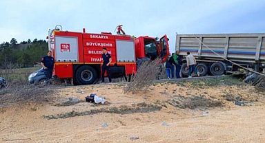 Mısır yüklü tır şarampole girdi 