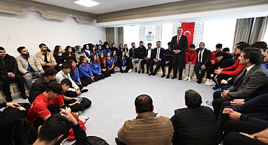 Bakan Yardımcısı Eminoğlu ve Başkan Adayı Çelik Gençlerle Bir Araya Geldi 