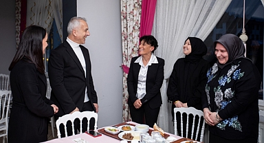 BAŞKAN BABAOĞLU HUZUREVİNDE İLAHİLERE EŞLİK ETTİ 