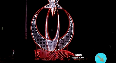 Büyükşehir caddelere ‘Ay Yıldız’la’ güzellik kattı 