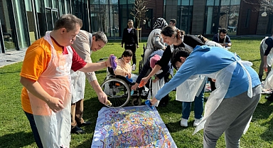 Büyükşehir'in özel çocuklarından Dünya Ressamlar Günü'nde rengarenk eser 