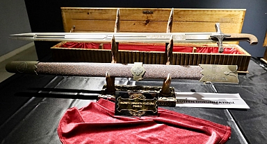 Hz. Muhammed’e ait eşyalar görenlere dolu anlar yaşattı: Mukaddes Emanetler’in kapıları açıldı 