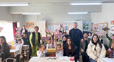 İlkokul öğrencilerine kitap hediye ettiler 