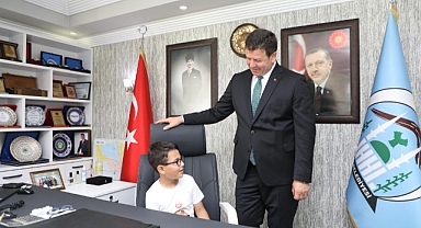 Başkan Soykan koltuğunu minik öğrencilere devretti 