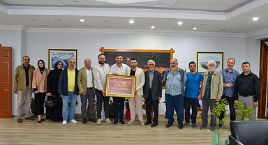 Saadet Partisinden CHP'li Şahin'e Anlamlı Hediye 