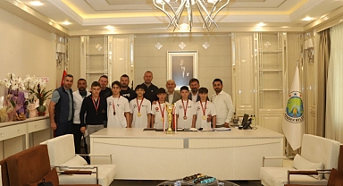 ŞAMPİYON TAKIMDAN BAŞKAN İRFAN PÜSKÜLLÜ’YE KUPALI ZİYARET 