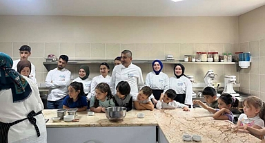 Kekler minik ellerden çıktı 