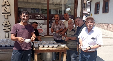 Taraklı’da Esnaflardan Aşure İkramı 