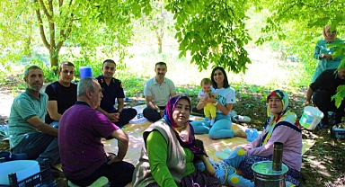 Taraklı Kaymakamı Burak Serttaş Akçapınar Mahallesi’nde Vişne Hasadına Katıldı