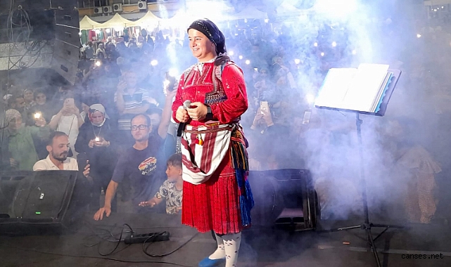 Ünlü Sanatçı Meryem Akyüz, 3. Karadeniz Kültür ve Sanat Festivali'nde coşku yarattı