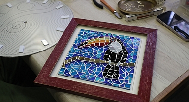 Cam parçaları renklerin ve ışığın buluşmasıyla sanata dönüşüyor: Vitray sanatını yaşatıyorlar 