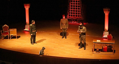 “Kumandan” oyunu alkış topladı 