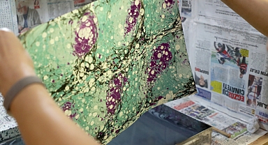 Renklere can katan eller: Kültürün aynası Ebru sanatı bu çatı altında yaşıyor 