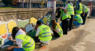 El ele verdiler ilkokulun duvarlarını boyadılar 