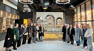 Fedakâr anneler hayata sanat molası verdi: Film afişleri, tarihe yolculuk ve kahve sohbeti… 