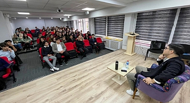 SUBÜ akademisyenlerinden Cemil Meriç öğrencilerine eğitim 