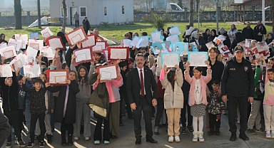 “TEBRİK EDİYOR, İYİ TATİLLER DİLİYORUZ” 