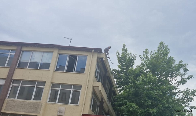Adapazarı'nda Çatıya Çıkan Kişi Paniğe Neden Oldu