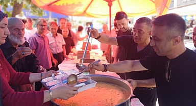 Katlıpazaryeri’nde 18 yıllık aşure geleneği sürdü; Mehmet Demir: “Dualarımız rahmetli babam Maksut Demir’in ruhuna da gitsin”
