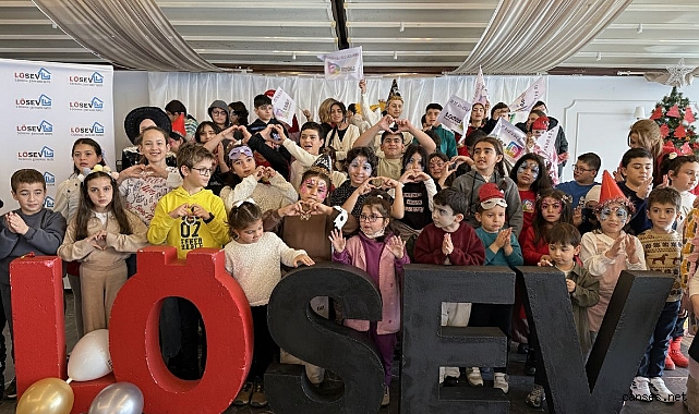 TEK DİLEKLERİ SAĞLIK: LÖSEV’İN MİNİK KAHRAMANLARI YENİ YILI COŞKUYLA KARŞILADI!